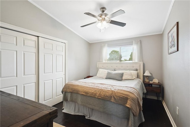 33 Caribou Ct, Metairie, LA 70003 - bedroom with vaulted ceiling, crown molding, dark wood finished floors, a closet, and a ceiling fan
