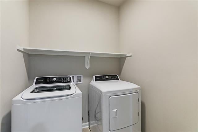 693 Lakeshore Village Dr, Slidell, LA 70461 - laundry room featuring independent washer and dryer