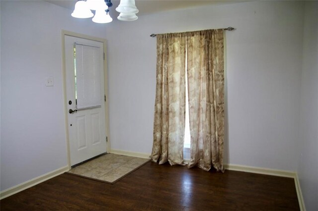116 Southern Ct, Avondale, LA 70094 - foyer entrance featuring a chandelier, wood finished floors, and baseboards