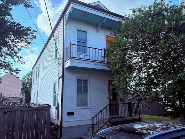 913 N Robertson St, New Orleans, LA 70116 - view of front of house featuring fence