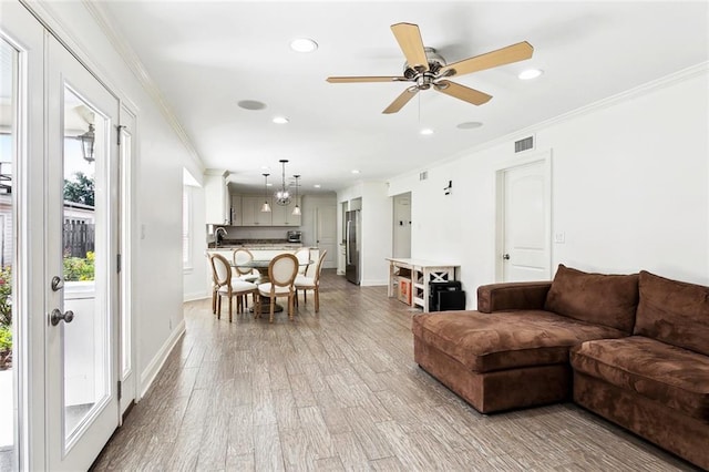 9108 Ormond Pl, River Ridge, LA 70123 - living room featuring crown molding, light wood-type flooring, recessed lighting, a ceiling fan, and baseboards
