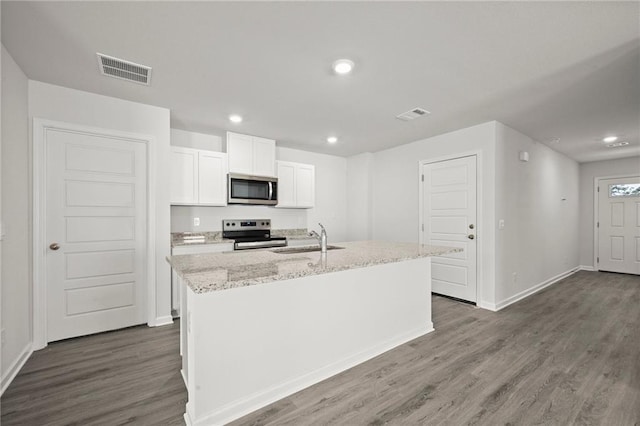 kitchen with appliances with stainless steel finishes, a sink, dark wood-style flooring, and recessed lighting