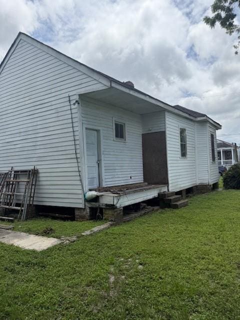 5123 Chartres St, New Orleans, LA 70117 - rear view of property featuring a yard