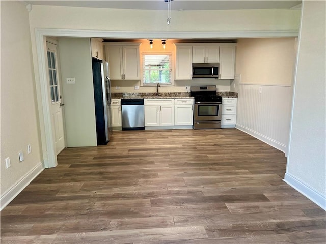 817 N Sibley St, Metairie, LA 70003 - kitchen with stainless steel appliances, dark wood-style floors, a sink, and baseboards