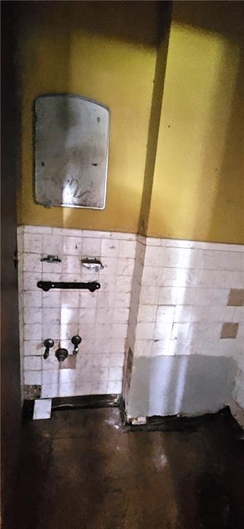 140 N 14th St, Ponchatoula, LA 70454 - detailed view of wainscoting