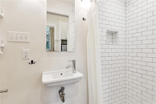 3119 Dauphine St, New Orleans, LA 70117 - bathroom with tiled shower
