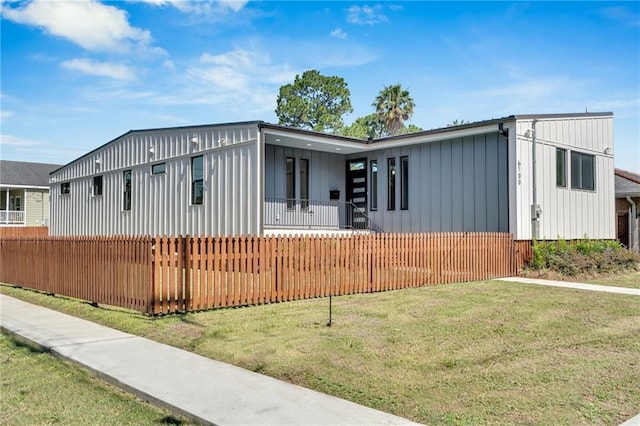 6100 Duplessis St, New Orleans, LA 70122 - contemporary house with board and batten siding