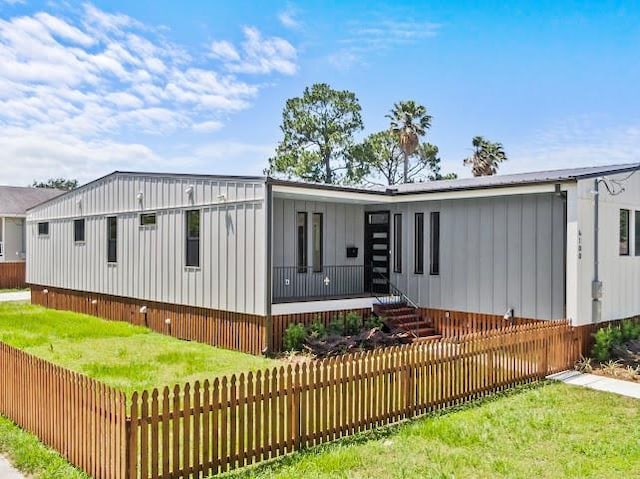 6100 Duplessis St, New Orleans, LA 70122 - manufactured / mobile home with board and batten siding