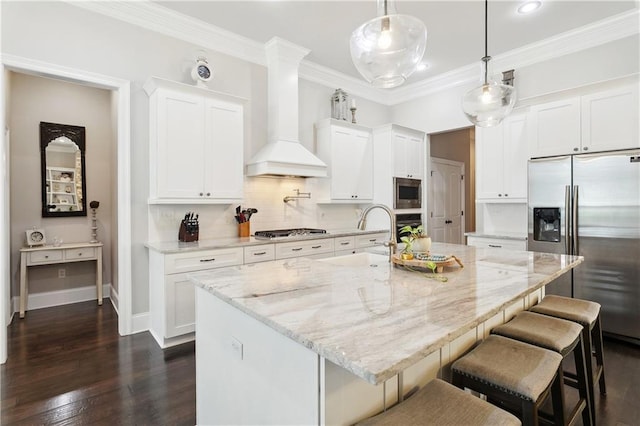 1112 Safflower Ct, Madisonville, LA 70447 - kitchen with appliances with stainless steel finishes, a sink, a kitchen bar, white cabinets, and ornamental molding