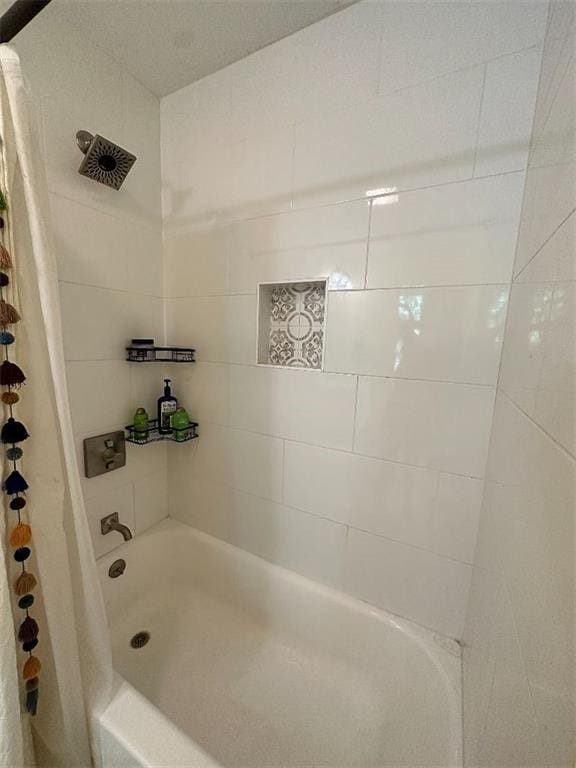 921 Andry St, New Orleans, LA 70117 - bathroom featuring shower / tub combo with curtain