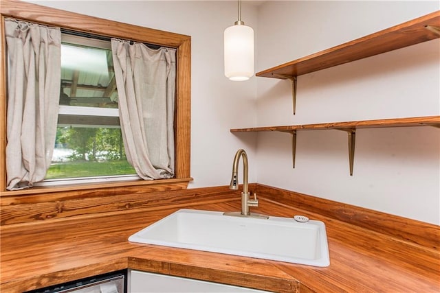 51075 Jenkins Ln, Tickfaw, LA 70466 - kitchen featuring a sink and pendant lighting