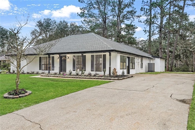 25 Woodvine Ct, Covington, LA 70433 - view of front of property featuring concrete driveway, a front yard, and roof with shingles