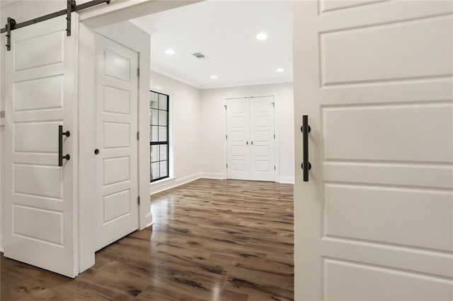 25 Woodvine Ct, Covington, LA 70433 - hall with crown molding, dark wood-style flooring, a barn door, baseboards, and recessed lighting