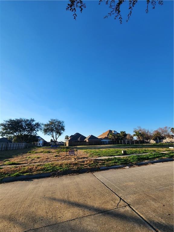 16 Queens Ct, Chalmette, LA 70043