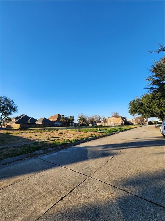 16 Queens Ct, Chalmette, LA 70043
