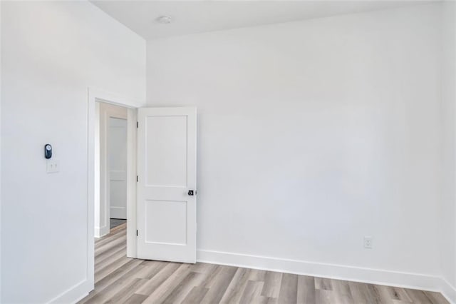 330103 S Saratoga St, New Orleans, LA 70115 - spare room featuring light wood-style flooring, baseboards, and a smoke detector
