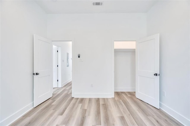 330103 S Saratoga St, New Orleans, LA 70115 - unfurnished bedroom featuring light wood finished floors, baseboards, and a closet