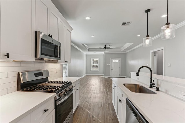 220 Trudeau Dr, Metairie, LA 70003 - kitchen featuring appliances with stainless steel finishes, a sink, crown molding, wood finished floors, and recessed lighting