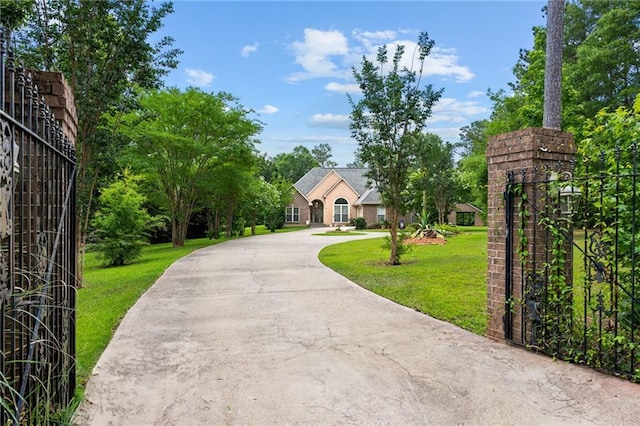 47261 Eldridge Magee Rd, Franklinton, LA 70438 - view of front of house featuring driveway and a front yard