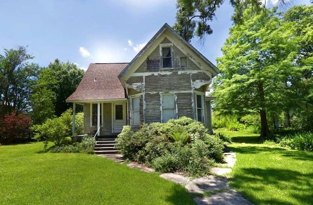 410 S Cherry St, Hammond, LA 70401 - victorian-style house featuring a front yard and a porch