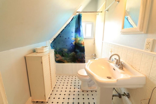 410 S Cherry St, Hammond, LA 70401 - bathroom featuring shower / tub combo with curtain and toilet