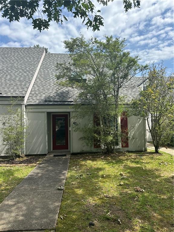 41 Hollycrest Blvd Unit 41, Covington, LA 70434 - view of front facade featuring a shingled roof and a front lawn