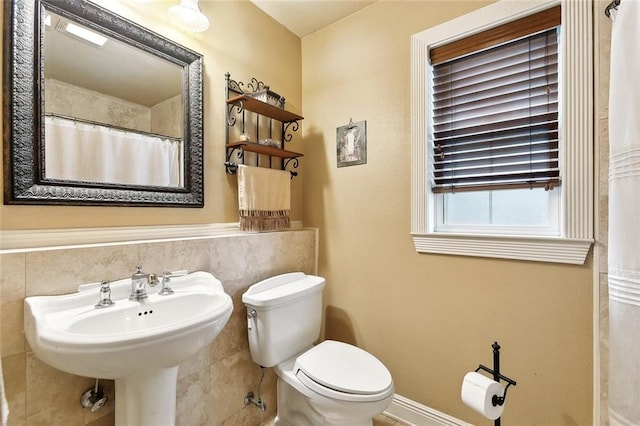 5878 General Diaz St, New Orleans, LA 70124 - full bath featuring toilet, baseboards, and a shower with curtain