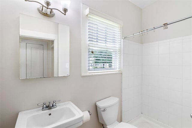312 N Oak St, Hammond, LA 70401 - bathroom with toilet, a tile shower, and a sink