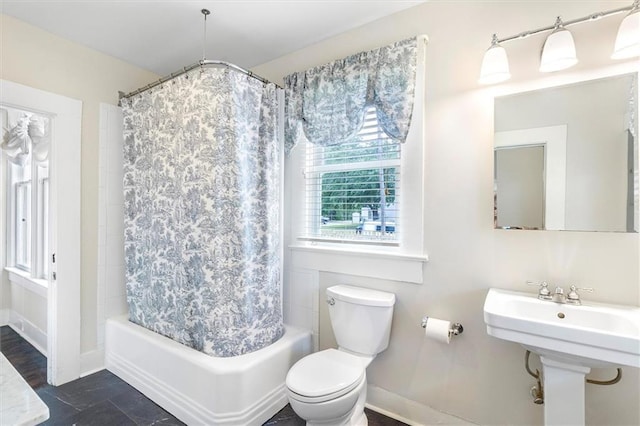 312 N Oak St, Hammond, LA 70401 - full bath with toilet, shower / tub combo with curtain, baseboards, and a sink