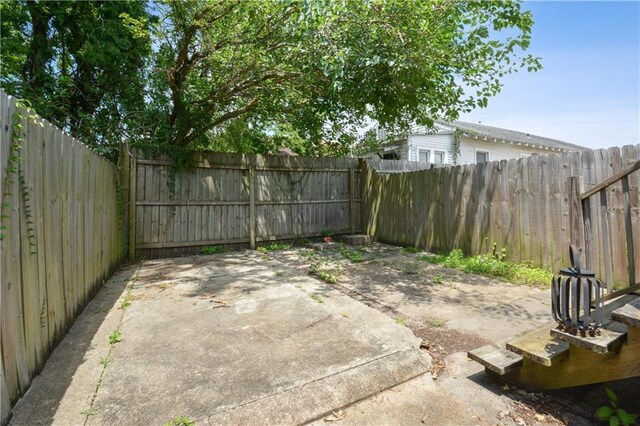 491113 Willow St, New Orleans, LA 70115 - fenced backyard with a patio area