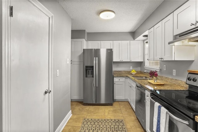 6020 Loraine St, Metairie, LA 70003 - kitchen featuring stainless steel appliances, under cabinet range hood, a sink, white cabinets, and a textured ceiling