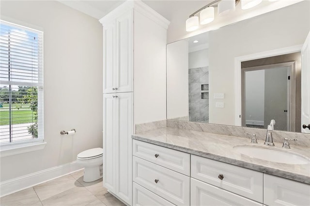 47075 Weald Way, Hammond, LA 70401 - bathroom featuring toilet, baseboards, vanity, and a tile shower