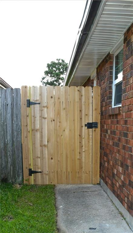 6 Marywood Ct, New Orleans, LA 70128 - view of gate