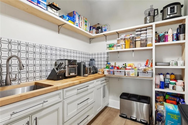 1600 Heatherwood Dr, Harvey, LA 70058 - pantry featuring a sink