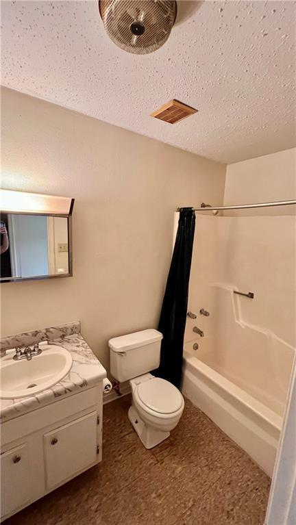 365 Cottage Ct, La Place, LA 70068 - full bathroom featuring toilet, vanity, shower / bath combination with curtain, and a textured ceiling