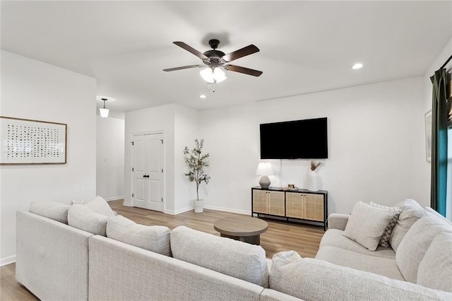 11557 Woodbluff Dr, Covington, LA 70433 - living area featuring a ceiling fan, light wood-style floors, recessed lighting, and baseboards