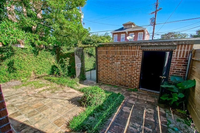 1032 7th St, New Orleans, LA 70115 - view of outdoor structure with a gate