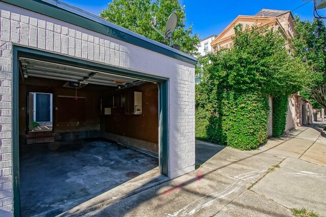 1032 7th St, New Orleans, LA 70115 - view of garage