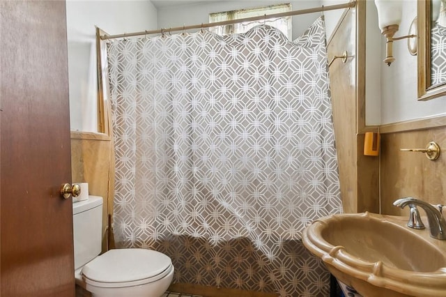 925 N Prieur St, New Orleans, LA 70116 - full bathroom with a sink, toilet, and a shower with shower curtain