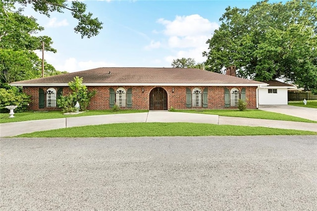 1500 Hudson St, Kenner, LA 70062 - ranch-style home featuring a front lawn, a chimney, and curved driveway