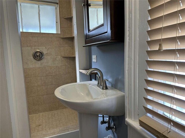 1228 Pine St, New Orleans, LA 70118 - bathroom featuring tiled shower