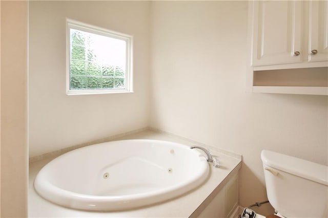 105 Norton Ave, Arabi, LA 70032 - full bath featuring a jetted tub and toilet