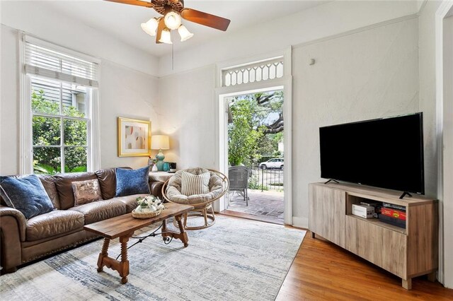 39294 Broadway St, New Orleans, LA 70118 - living area featuring light wood-style floors and a ceiling fan