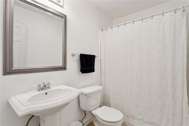 2986 Camellia Dr, Slidell, LA 70458 - bathroom with toilet, curtained shower, and a sink