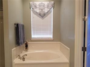 270 Nicklaus Dr, Slidell, LA 70458 - full bath with a bath and a chandelier