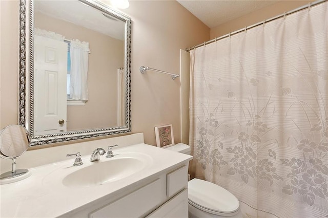 4508 Hastings St, Metairie, LA 70006 - full bathroom featuring toilet, vanity, and curtained shower