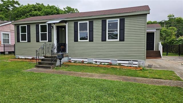 138 Huntlee Dr, New Orleans, LA 70131 - view of front facade featuring a front yard and entry steps