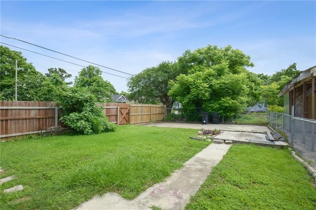 5530 Dauphine St, New Orleans, LA 70117 - view of yard featuring a patio and a gate