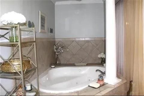 7522 Adventure Ave, New Orleans, LA 70129 - full bath with a garden tub and crown molding