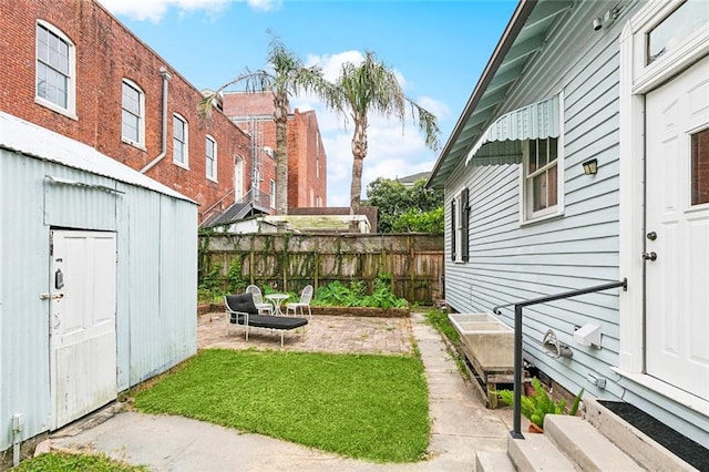 1500 Camp St, New Orleans, LA 70130 - view of yard with entry steps